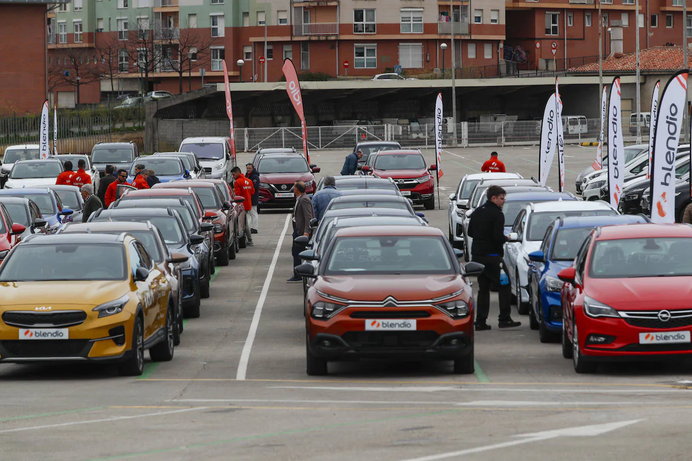 El aparcamiento del Ferial  de Ganados de Torrelavega se convertirá este fin de semana en un gran escaparate de coches de ocasión, en horario de 11.00 a 20.00 horas. 